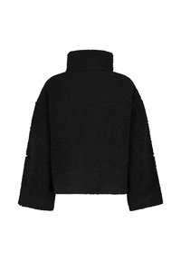 Schwarze, kurze Oberbekleidungsjacke aus flauschigem Material mit hohem Kragen und weiten Ärmeln, die eine weiche, gemütliche Oberfläche aufweist.