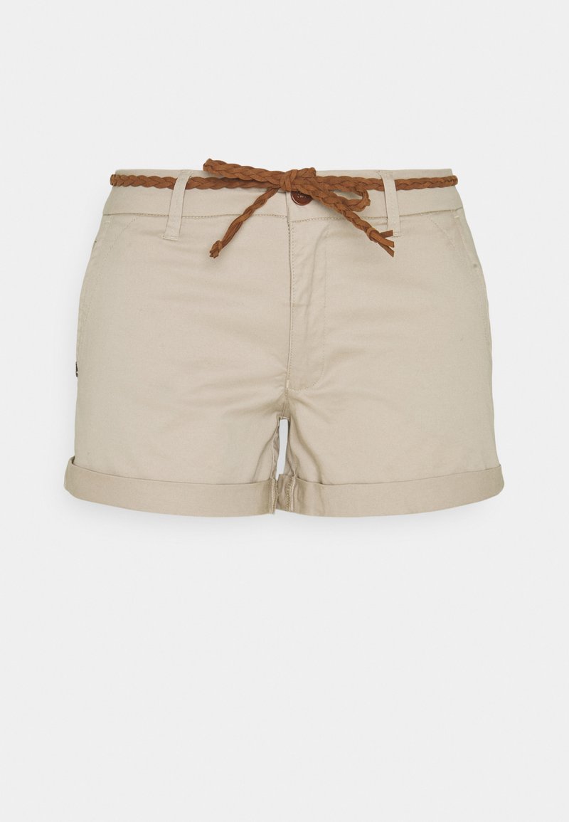 Beige bomullsshorts med rullet kant og et flettet brunt belte i midjen. Enkel design med subtile sømdetaljer.