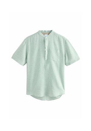 Chemise vert clair à manches courtes avec col mandarin, patte de boutonnage à trois boutons et poche poitrine, présentée sur un fond blanc.