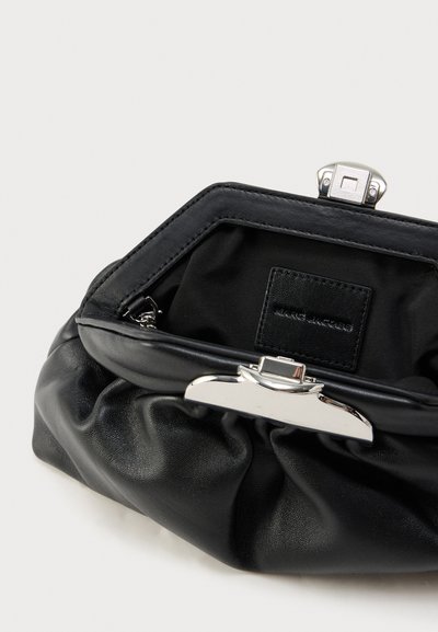 Μαύρο δερμάτινο clutch με ραμμένη υφή, ασήμι κούμπωμα και λείο εσωτερικό φόδρα. Το λογότυπο είναι ορατό σε μια εσωτερική ετικέτα.