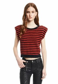 Rood-zwart gestreepte crop top met korte capmouwen, gemaakt van zacht, fuzzy materiaal, met een rechte zoomlijn en een textuurontwerp.