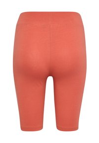 Korallenfarbene dehnbare Shorts, taillierte Passform, glatte Textur, Länge bis zur Mitte der Oberschenkel, elastischer Bund, keine sichtbaren Muster oder Akzente.