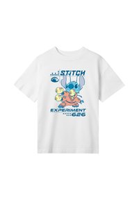 Bílá triko s modrou postavičkou Stitche v oranžovém obleku, která drží tři žluté koule, text "STITCH Experiment 626" nahoře a dole.