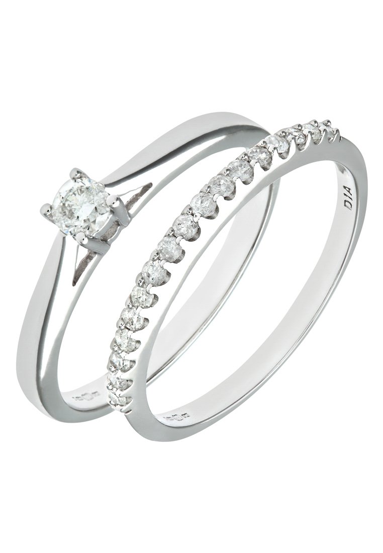 Due anelli intrecciati in oro bianco lucido. Uno presenta un brillante diamante centrale, mentre l'altro è adornato con diamanti più piccoli.