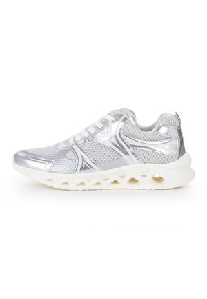 Sneaker atletica argento e bianca con tomaia in mesh, sovrapposizioni riflettenti, lacci bianchi e suola bianca spessa con ritagli geometrici.
