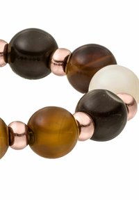 Armband met ronde kralen in donkerbruin, amber en wit, afgewisseld met metallic roségouden accenten en een glanzende afwerking.
