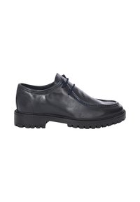 Scarpa in pelle nera con una finitura liscia, punta arrotondata e dettagli cuciti. Presenta una suola in gomma spessa con scanalature per la trazione.