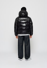 Moncler jassen voor heren koop je online bij de Bijenkorf