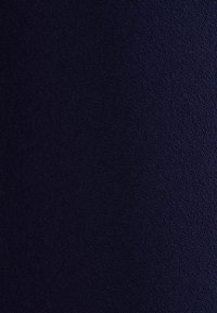 Tissu bleu marine foncé avec un tissage fin et texturé. Apparence douce et légèrement mate, sans motifs ni embellissements visibles.