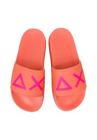 Een paar koraalrode slidesandalen met roze driehoekige en X-symbolen op de banden, geïsoleerd op een witte achtergrond.