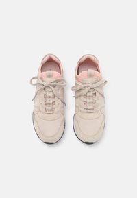 Calvin Klein Jeans RUNNER - Sapatilhas - eggshell/pink blush