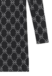Top lungo nero con maniche, caratterizzato da un motivo circolare bianco ripetuto con le iniziali "M", realizzato in un tessuto morbido con una texture liscia.