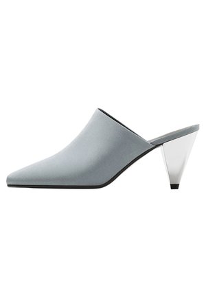 Hellblaue Mule mit spitz zulaufender Zehenpartie, metallisch silbernem Blockabsatz und Schlupfdesign vor weißem Hintergrund.
