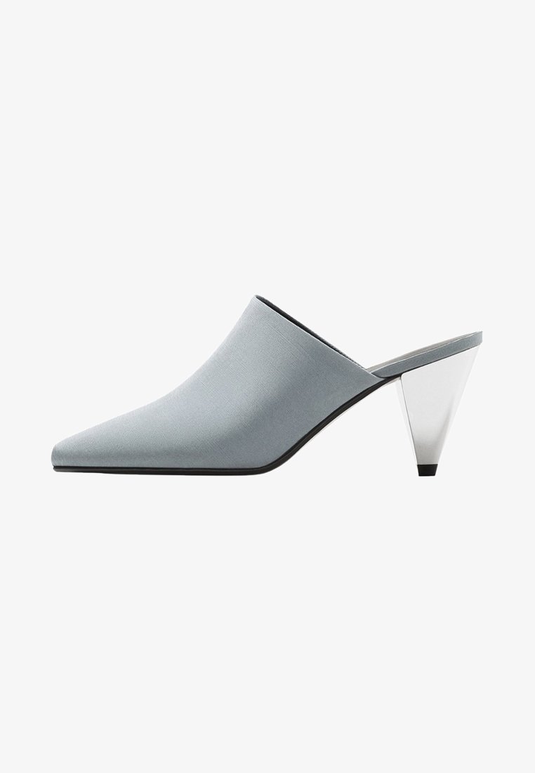 Mule bleu clair à bout pointu avec un talon bloc argenté métallique et un design slip-on sur fond blanc.