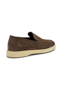 Scarpe slip-on in suede marrone con punta arrotondata, colletto imbottito e suola in gomma chiara, progettate per un abbigliamento casual.