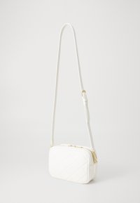 Weiße gesteppte Umhängetasche aus synthetischem Material, mit rechteckiger Form, goldfarbener Hardware und einem verstellbaren Trageriemen.