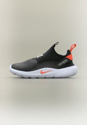 Czarny i ciemnoszary sportowy but wsuwany z białą podeszwą, pomarańczowym znakiem Nike, pętelkami do łatwego zakładania oraz napisem „Just Do It” na pasku z tyłu pięty.