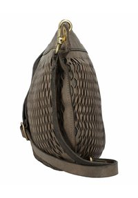 Borsa in pelle marrone con design a rete, caratterizzata da una forma morbida, accessori dorati e una lunga tracolla per indossarla a spalla.