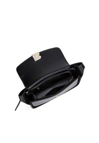 Borsa a tracolla in pelle nera con chiusura a patta e hardware dorato. L'interno presenta numerose tasche con zip e una consistenza liscia.