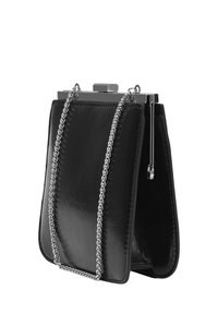 Schwarze Lederhandtasche mit glänzender Oberfläche, strukturiertem Design, silberner Kettenriemen und einem Metallverschluss. Sichtbare strukturierte Innendetails.