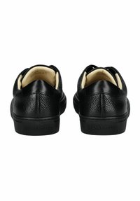 Schwarze Ledersneaker mit strukturierter Oberfläche, runder Zehenpartie und glattem Fersenbereich. "Sneaky Steve"-Markenlogo auf der Gummisohle.
