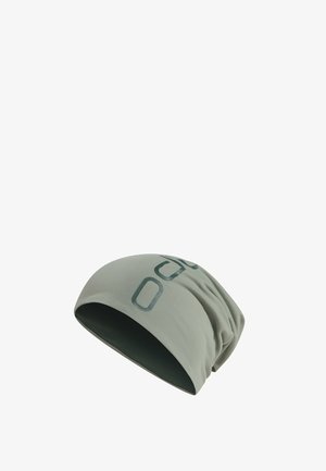 Bonnet en tissu extensible gris clair avec un logo imprimé gris foncé sur le côté, légèrement froncé à l'arrière.