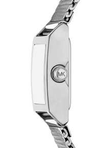 Reloj de pulsera en tono plateado con caja rectangular, correa de malla y un acabado pulido. Presenta una corona circular con el logo "MK".