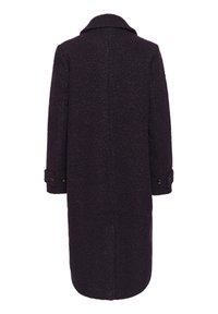 Cappotto lungo di un intenso color porpora scuro con una finitura texturizzata, ampio colletto e maniche arrotolabili fissate con bottoni. Design a taglio dritto e lunghezza al ginocchio.