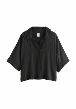 Crna bluza s kratkim rukavima i širokim rukavima, otvorenog ovratnika i suptilnih okomitih teksturiranih pruga.