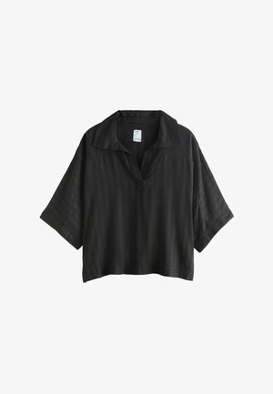 Crna bluza s kratkim rukavima i širokim rukavima, otvorenog ovratnika i suptilnih okomitih teksturiranih pruga.