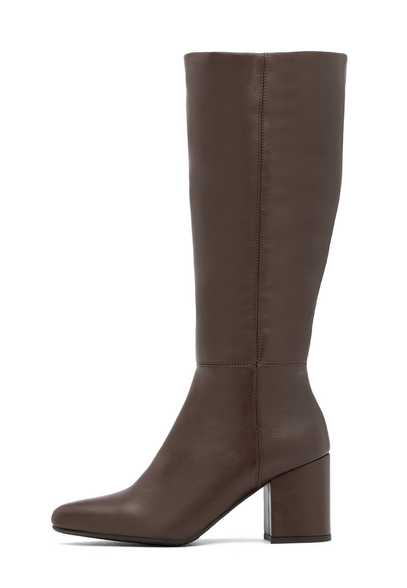 Brązowy skórzany kozaczek za kolano z ostrym noskiem i masywnym, prostokątnym obcasem. Gładka faktura i minimalistyczne przeszycia po bokach.