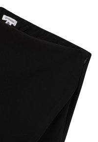 Czarne spodnie materiałowe o gładkiej fakturze, z bocznym zamkiem błyskawicznym i metką z napisem "Terranova" na pasku. Prosty, nieozdobny design.