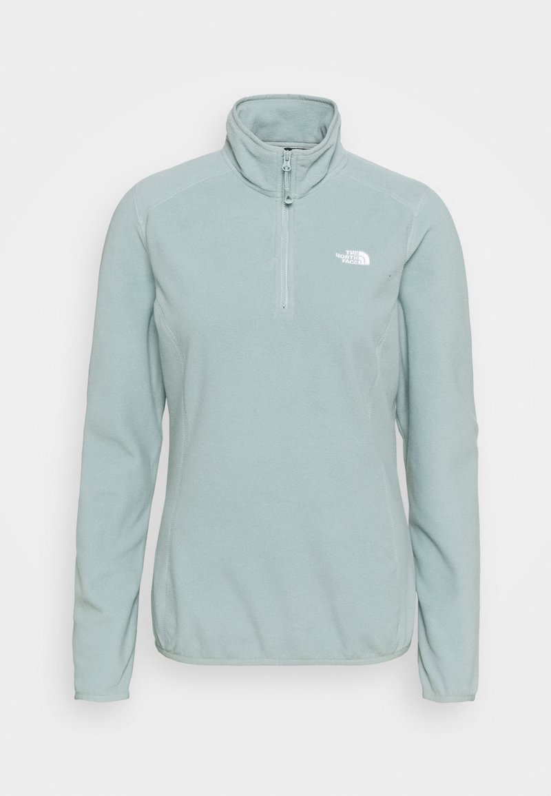 Pullover in pile azzurro con colletto alto, apertura con mezza zip e logo The North Face bianco sul lato sinistro del petto. Morbido al tatto.