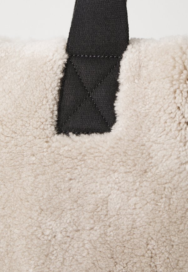 IZZY SHEARLING - Tote bag - light toffee taupe2