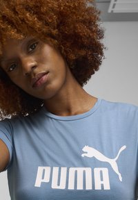 Puma ESSENTIALS LOGO TEE  RUNDHALS KURZARM  - Apdrukāts T-krekls - zen blue