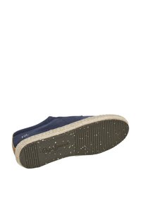 Zapato azul marino con parte superior de ante y ribete de yute. Suela de goma texturizada con estrías y diseño moteado. Logo de la marca grabado en la parte inferior.