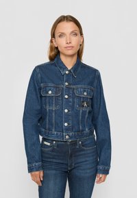 Calvin Klein Jeans CROPPED 90S JACKET - Džínová bunda - denim medium