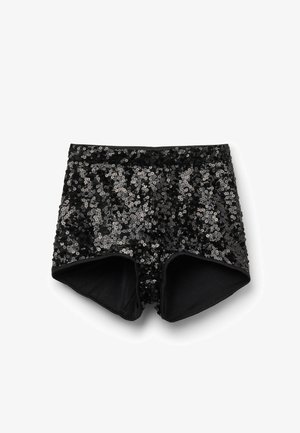 Černé kraťasy s flitry, s přiléhavým střihem a hladkou vnitřní podšívkou. Vnější strana je pokryta lesklými černými a stříbrnými flitry.