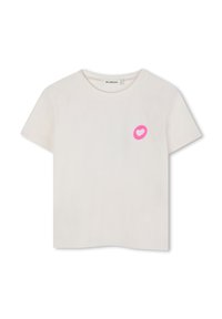 Witte katoenen t-shirt met korte mouwen, voorzien van een felroze hartafbeelding op de linkerborst. Zachte textuur, comfortabele pasvorm.