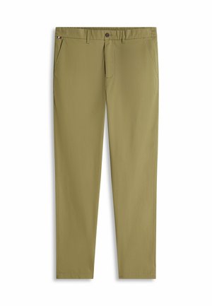 Slanke khakibroek voor heren met zijzakken, ceintuurlussen, knoopsluiting en klein detail van een tricolore vlag op de tailleband.