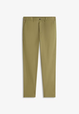 Pantalones caqui de corte slim para hombre con bolsillos laterales, trabillas para cinturón, cierre de botón y detalle pequeño de bandera tricolor en la cintura.