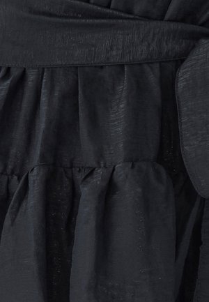 Czarna sukienka z teksturowanej tkaniny o subtelnej połysku, zbierana w talii i z warstwowymi tierami dla płynnej sylwetki.