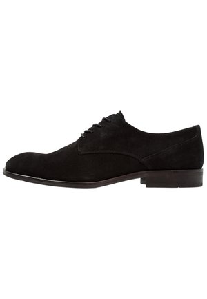 Schwarzer Wildleder-Herrenschnürschuh mit niedrigem Absatz und abgerundeter Spitze, Seitenansicht vor weißem Hintergrund.