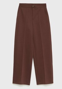 Bruine wijde broek van soepel stof, met voorplooien, een enkele knoopsluiting en zijzakken.