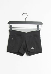 Shorts de sport noirs avec une large ceinture grise, dotés d'une poche zippée sur le côté gauche et d'un logo Adidas blanc en bas à droite.