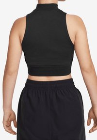 Černý bezrukávový cropped top s vysokým výstřihem, vyrobený z měkké bavlněné látky, s přiléhavým střihem a elastickým pasem pro pohodlí.