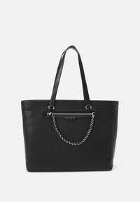 Sac fourre-tout en cuir noir avec des poignées plates et un accent en chaîne. Il dispose d'un compartiment zippé à l'avant et d'une finition texturée.