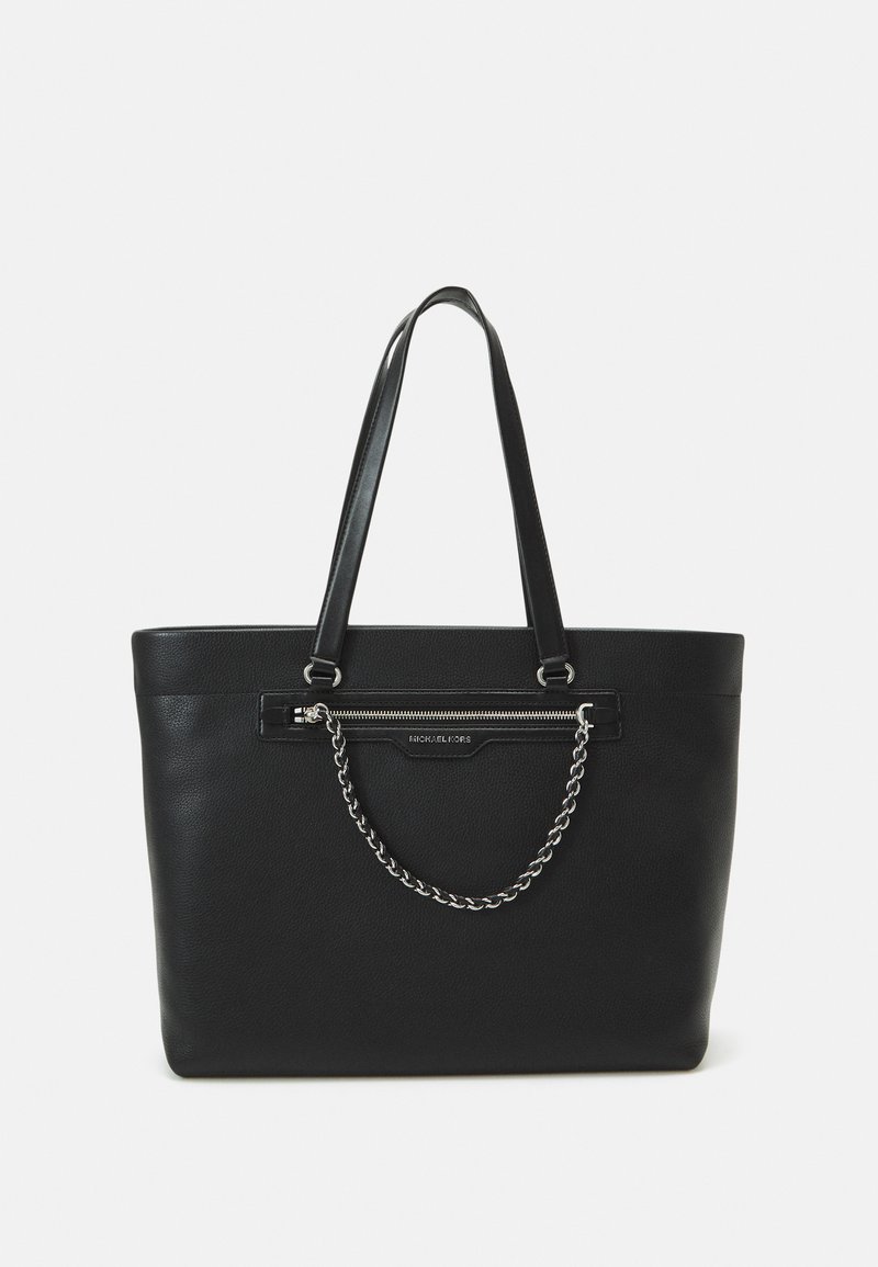 Sac fourre-tout en cuir noir avec des poignées plates et un accent en chaîne. Il dispose d'un compartiment zippé à l'avant et d'une finition texturée.