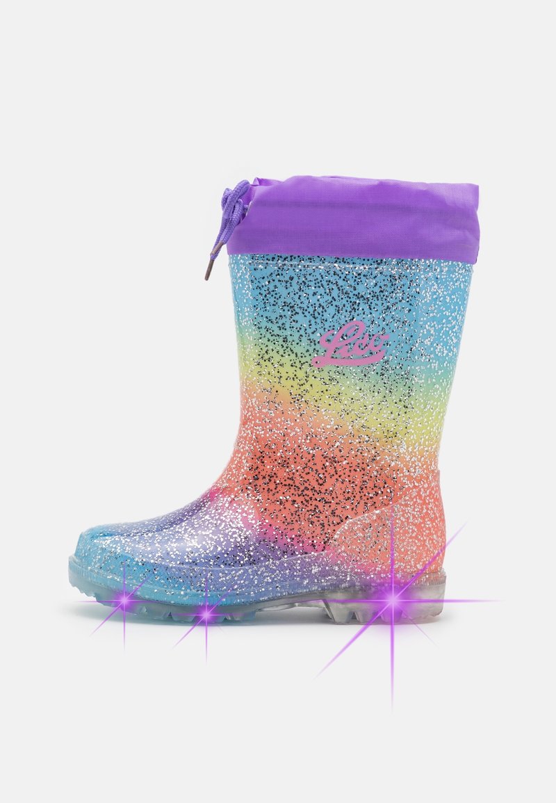 Bota de lluvia para niño hasta la mitad de la pantorrilla con patrón de arcoíris salpicado de purpurina, puño de tela morado y suelas moradas con luces.