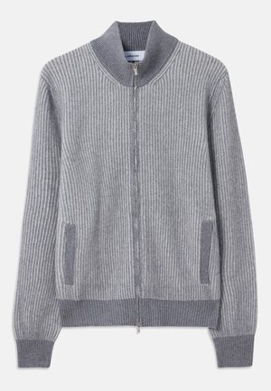 Cardigan en tricot côtelé gris avec un col montant, fermeture éclair et poches latérales ; présente un contraste de texture au niveau des poignets et des bords des poches.